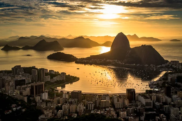 Ufukta Sugarloaf Dağı ile Rio de Janeiro Guanabara Körfezi üzerinde Altın Gündoğumu