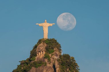 Rio de Janeiro, Brezilya-20 Mayıs, 2019: ISA Kurtarıcı heykeli Corcovado Dağı ve Moon üstünde arkasında