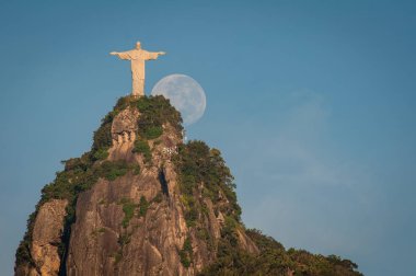 Rio de Janeiro, Brezilya-20 Mayıs, 2019: ISA Kurtarıcı heykeli Corcovado Dağı ve Moon üstünde arkasında
