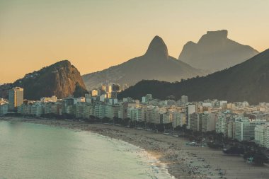 Yüksek açı görünümü, Copacabana Plajı, Rio de Janeiro şehri, Brezilya