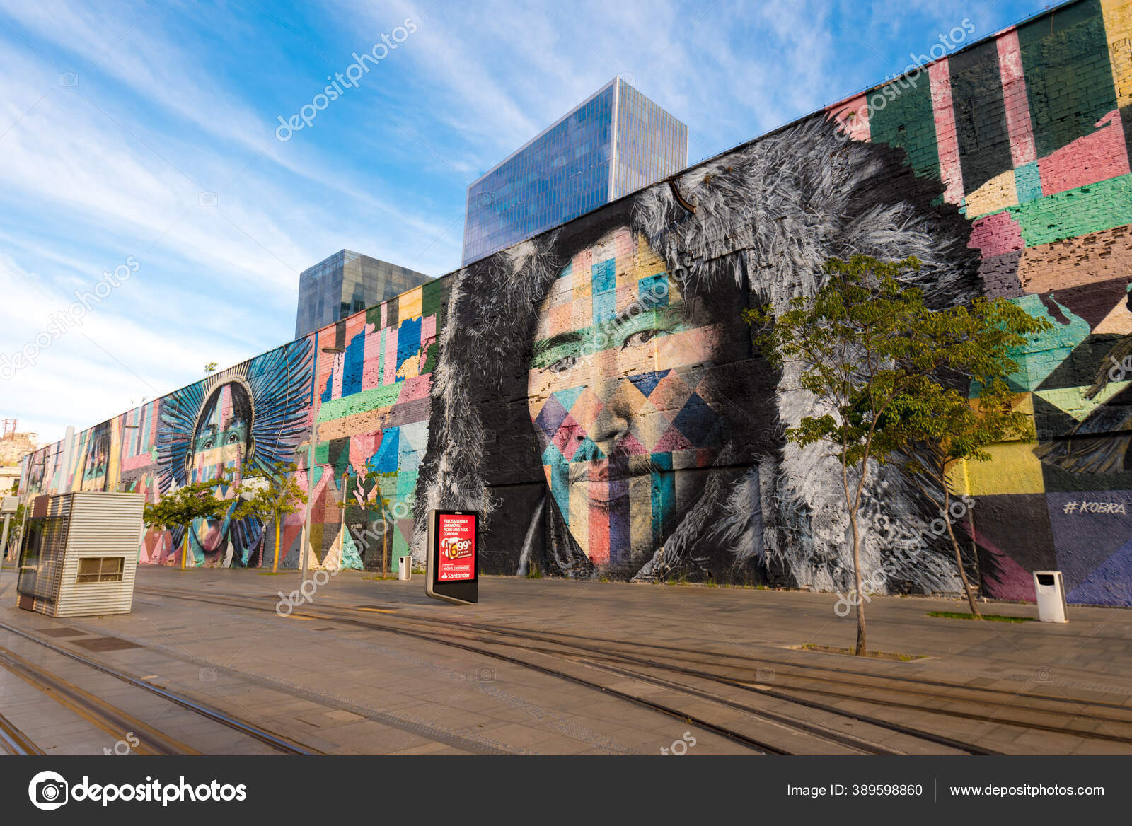 ジャネイロ　オリンピック大通りの壁にアート　ストックエディトリアル用写真©dabldy＃389598860　ブラジル　エドゥアルド　2020年6月30日　コブラの壁画は5大陸の先住民を命名しました