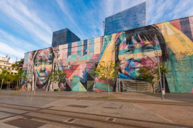 Rio de Janeiro, Brezilya - 30 Haziran 2020: Eduardo Kobra 'nın 5 kıtadan yerli halk resmi. Olimpiyat Bulvarı 'nın duvarında..