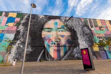 Rio de Janeiro, Brezilya - 30 Haziran 2020: Eduardo Kobra 'nın 5 kıtadan yerli halk resmi. Olimpiyat Bulvarı 'nın duvarında..