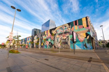 Rio de Janeiro, Brezilya - 30 Haziran 2020: Eduardo Kobra 'nın 5 kıtadan yerli halk resmi. Olimpiyat Bulvarı 'nın duvarında..