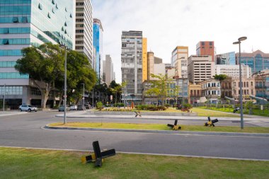 Rio de Janeiro 'da küçük bir meydan. Etrafında binalar var.