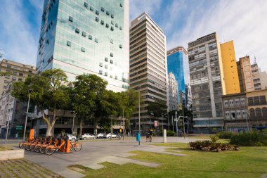 Rio de Janeiro 'da küçük bir meydan. Etrafında binalar var.