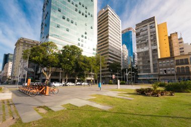 Rio de Janeiro 'da küçük bir meydan. Etrafında binalar var.