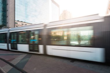 Günbatımına kadar Rio de Janeiro 'da toplu taşıma tramvayı hareket bulanıklığı