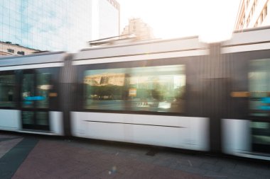 Günbatımına kadar Rio de Janeiro 'da toplu taşıma tramvayı hareket bulanıklığı