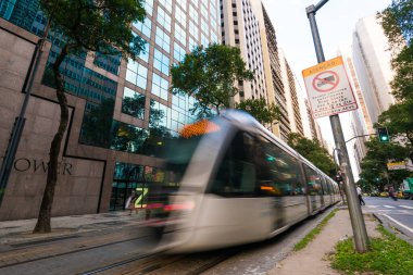 Rio de Janeiro, Brezilya - 2 Temmuz 2020: Şehir merkezindeki Rio Branco Bulvarı 'nda trafik. Salgın yüzünden sokaklar neredeyse bomboş..