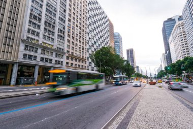 Rio de Janeiro, Brezilya - 2 Temmuz 2020: Şehir merkezindeki Başkan Vargas Bulvarı 'nda trafik. Şehir neredeyse bomboş olduğu için..