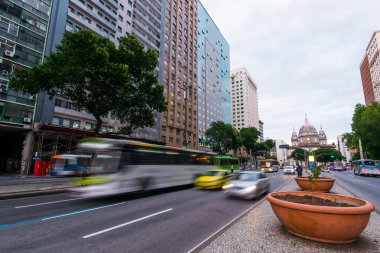 Rio de Janeiro, Brezilya - 2 Temmuz 2020: Şehir merkezindeki Başkan Vargas Bulvarı 'nda trafik. Şehir neredeyse bomboş olduğu için..