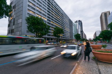 Rio de Janeiro, Brezilya - 2 Temmuz 2020: Şehir merkezindeki Başkan Vargas Bulvarı 'nda trafik. Şehir neredeyse bomboş olduğu için..