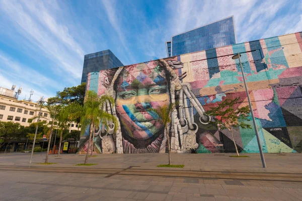 Rio de Janeiro, Brezilya - 30 Haziran 2020: Eduardo Kobra 'nın 5 kıtadan yerli halk resmi. Olimpiyat Bulvarı 'nın duvarında..