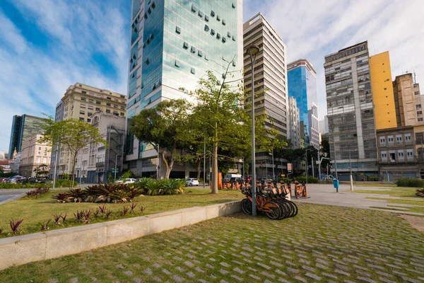 里约热内卢市中心的一个小广场 周围都是建筑物 — 图库照片