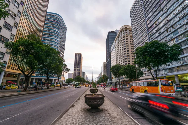 巴西里约热内卢 2020年7月2日 市中心巴尔加斯总统大道的交通 正因为如此 这个城市几乎空无一人 — 图库照片