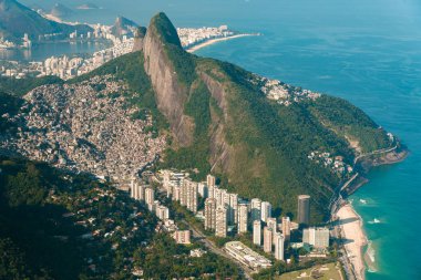 Brezilya 'nın en büyüğü olan İki Kardeş Dağı' nın ve Rio de Janeiro sahilinin önündeki Bottom 'daki Favela Rocinha ve Apartman Binalarının Havadan Görünümü