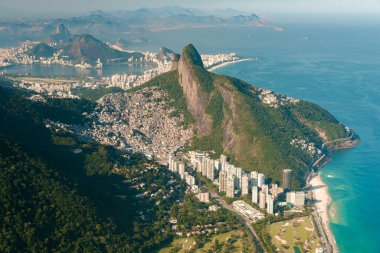 Brezilya 'nın en büyüğü olan İki Kardeş Dağı' nın ve Rio de Janeiro sahilinin önündeki Bottom 'daki Favela Rocinha ve Apartman Binalarının Havadan Görünümü