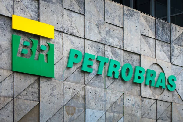 Rio de Janeiro, Brezilya - 16 Temmuz 2020: Petrobras logosu merkez binasında. Petrobras petrol ve gaz endüstrisi devi Brezilya 'dır..