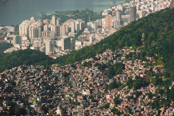丘の上にあるブラジル最大のファヴェーラ ロシーニャと後ろにあるレブロンの近所 豊かなものと貧しいもののコントラスト リオデジャネイロ ブラジル — ストック写真