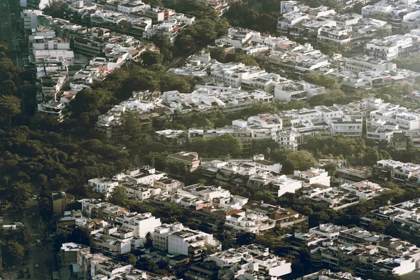 从空中俯瞰有树木的街道房屋 — 图库照片