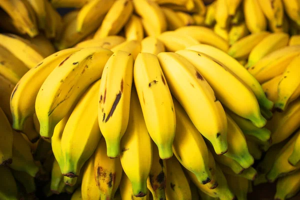 Kluster Färska Naturliga Bananer Marknaden — Stockfoto