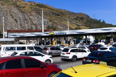 Rio de Janeiro, Brezilya - 5 Ağustos 2020: Sarı Hattın ücret gişesinde trafik sıkışıklığı (Linha Amarela).