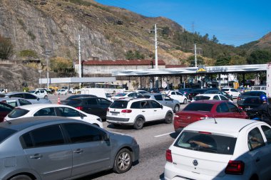 Rio de Janeiro, Brezilya - 5 Ağustos 2020: Sarı Hattın ücret gişesinde trafik sıkışıklığı (Linha Amarela).
