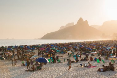 Rio de Janeiro, Brezilya - 13 Eylül 2020: Brezilyalılar Ipanema plajında güneşli bir pazar öğleden sonrasının tadını çıkarıyorlar.