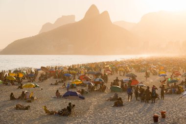 Rio de Janeiro, Brezilya - 13 Eylül 2020: Brezilyalılar Ipanema plajında güneşli bir pazar öğleden sonrasının tadını çıkarıyorlar.