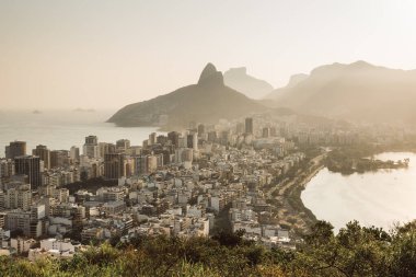 Brezilya 'nın Rio de Janeiro kentindeki Ufuk' taki İki Kardeş Dağı ve Ipanema Bölgesindeki Binaların Havadan Görünümü