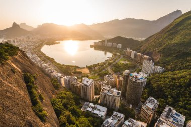 Brezilya 'nın Rio de Janeiro şehrinde Daire Binaları ve Dağlarla çevrili Sunset ile Rodrigo de Freitas Gölü' nün güzel manzarası