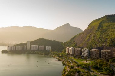Brezilya 'nın Rio de Janeiro kentindeki Lagünün Önündeki Dağ ve Konut Binalarının Güzel Manzarası