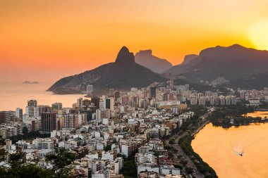 Rio de Janeiro, Brezilya 'da Sunset tarafından Ipanema ve Leblon İlçe Binaları ve Dağları Manzarası