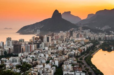 Rio de Janeiro, Brezilya 'da Sunset tarafından Ipanema ve Leblon İlçe Binaları ve Dağları Manzarası