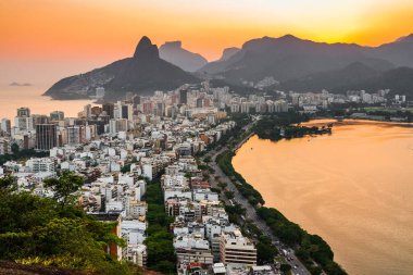 Rio de Janeiro, Brezilya 'da Sunset tarafından Ipanema ve Leblon İlçe Binaları ve Dağları Manzarası