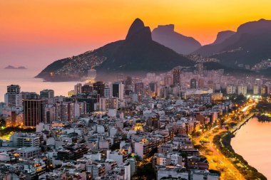 Rio de Janeiro, Brezilya 'da Sunset tarafından Ipanema ve Leblon İlçe Binaları ve Dağları Manzarası