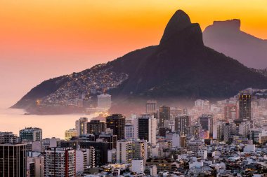 Brezilya 'nın Rio de Janeiro şehrinde gün batımına kadar Ipanema ve Leblon Bölge Binaları ve İki Kardeş Dağı manzarası