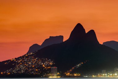 İki Kardeş Dağı ve Pedra da Gavea, Vidigal Favela Işıkları Rio de Janeiro, Brezilya 'da Sunset' te
