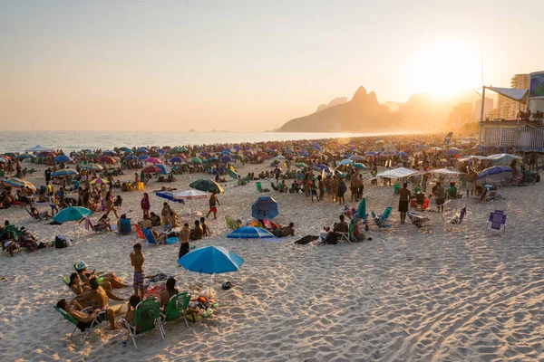 브라질 리우데자네이루 2020 브라질 이파네마 해변에서 일요일 오후에 날씨를 즐긴다 — 스톡 사진