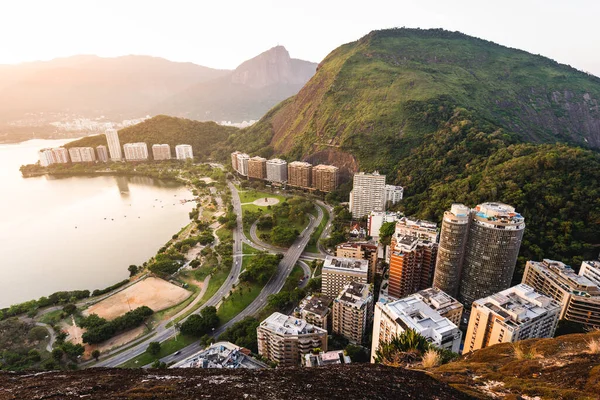 Vista Aérea Prédios Apartamentos Frente Lagoa Entre Montanhas Rio Janeiro — Fotografia de Stock
