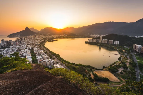 Gün batımına kadar Rio de Janeiro 'daki Rodrifo de Freitas Lagoon ve Ipanema Bölgesinin Güzel Hava Manzarası