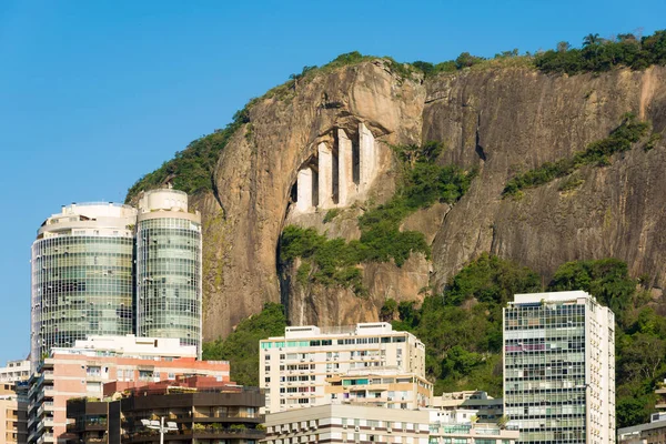 Supporto Concreto Roccia Sulla Montagna Con Condomini Qui Sotto Rio — Foto Stock