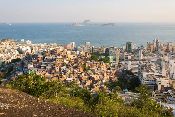 Vista Elevada Das Favelas Colina Distrito Ipanema Abaixo Com Oceano — Fotografia de Stock