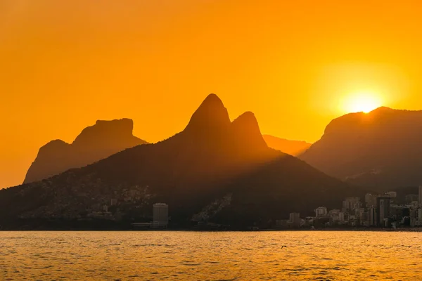 Rio Janeiro Dağlarının Ardında Güneş Batıyor — Stok fotoğraf