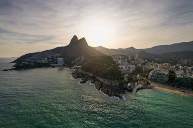 Rio de Janeiro 'da Güneş Arkasında Batan İki Kardeş Dağı' nın Silueti