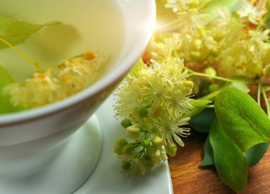 Seramik bardak çay ıhlamur çiçeği ile