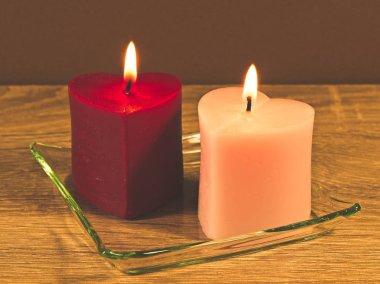 Romantik natürmort iki bir kalp şeklinde mumlar