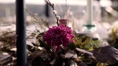 Dekorasyon de table de mariage avec des fleurs et de la vaisselle
