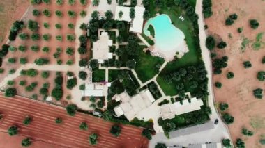 Villa italienne avec piscine en vue aerienne
